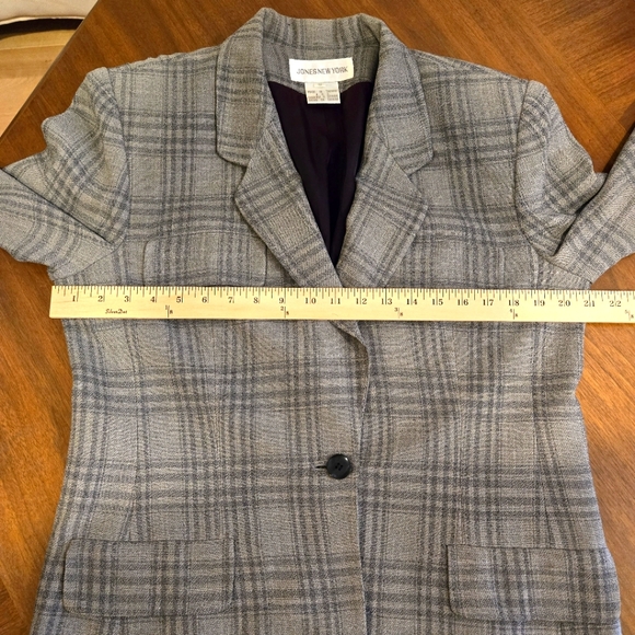 Jones of New York Woman's Green Plaid Suit, Size 12 - Picture 10 of 16